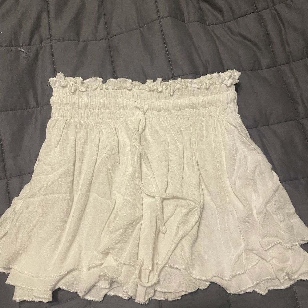 Mini white flowy skirt